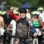 Aníbal Gaviria comienza su campaña presidencial en bicicleta en Urabá