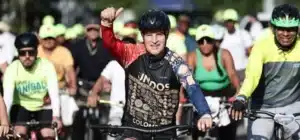 Imagen que representa y simboliza y refuerza el contenido de la noticia: Aníbal Gaviria comienza su campaña presidencial en bicicleta en Urabá