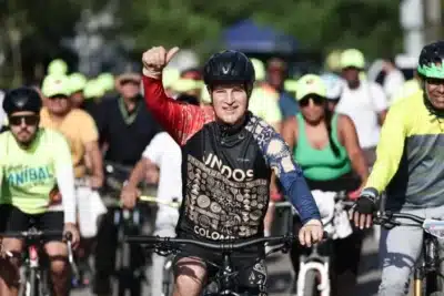 Imagen que representa y simboliza y refuerza el contenido de la noticia: Aníbal Gaviria comienza su campaña presidencial en bicicleta en Urabá