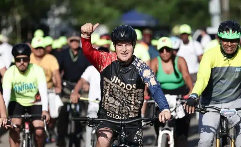 Aníbal Gaviria comienza su campaña presidencial en bicicleta en Urabá Imagen que representa y simboliza y refuerza el contenido de la noticia: Aníbal Gaviria comienza su campaña presidencial en bicicleta en Urabá
