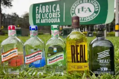 Imagen que representa y simboliza y refuerza el contenido de la noticia: Aumentará el precio del Aguardiente Antioqueño por medidas del gobierno