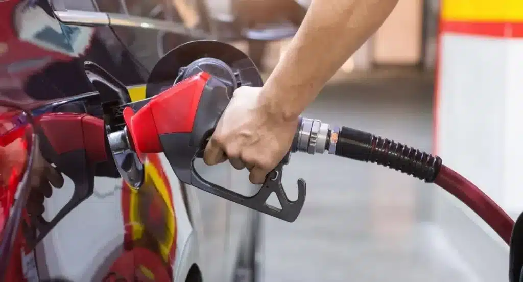 Gobierno Petro reduce precio de la gasolina ¿alivio o estrategia? Imagen que representa y simboliza y refuerza el contenido de la noticia: Gobierno Petro reduce precio de la gasolina ¿alivio o estrategia?