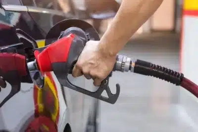 Imagen que representa y simboliza y refuerza el contenido de la noticia: Gobierno Petro reduce precio de la gasolina ¿alivio o estrategia?