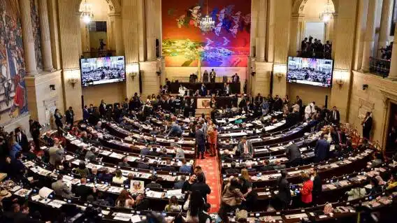Imagen que representa y simboliza y refuerza el contenido de la noticia: Gobierno cancela prima de 16 millones para congresistas en 2026
