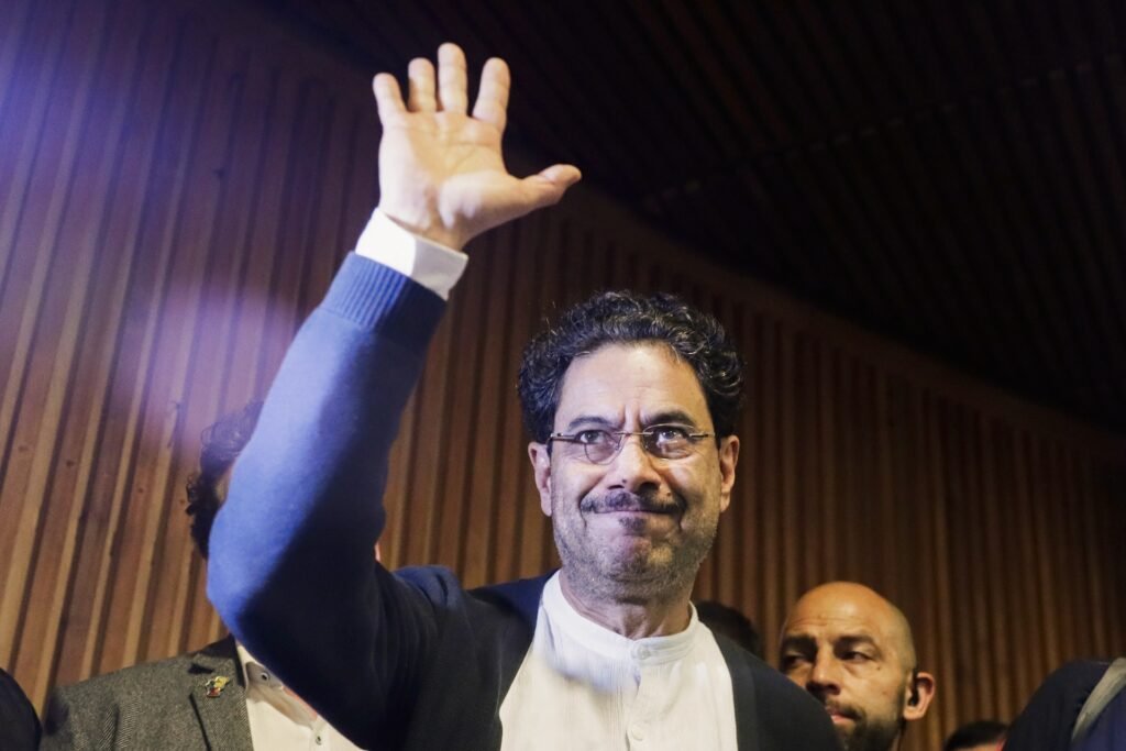 Iván Cepeda lidera segunda vuelta, pero indecisión afecta elección Imagen que representa y simboliza y refuerza el contenido de la noticia: Iván Cepeda lidera segunda vuelta, pero indecisión afecta elección