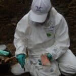 Víctima del conflicto encuentra el cuerpo de su padre en Urabá