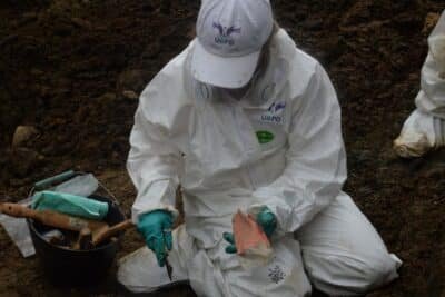 Imagen que representa y simboliza y refuerza el contenido de la noticia: Víctima del conflicto encuentra el cuerpo de su padre en Urabá