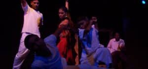 Imagen que representa y simboliza y refuerza el contenido de la noticia: Cómo el teatro transforma el dolor en esperanza por las víctimas de desapariciones en Apartadó