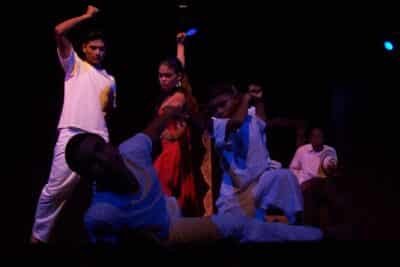 Imagen que representa y simboliza y refuerza el contenido de la noticia: Cómo el teatro transforma el dolor en esperanza por las víctimas de desapariciones en Apartadó