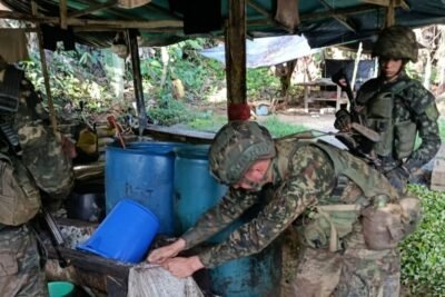 Imagen que representa y simboliza y refuerza el contenido de la noticia: Ejército ataca estructuras del narcotráfico en Urabá Antioqueño