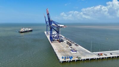 Imagen que representa y simboliza y refuerza el contenido de la noticia: CMA CGM: primer gran portacontenedores en Puerto de Antioquia