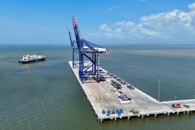 Imagen que representa y simboliza y refuerza el contenido de la noticia: CMA CGM: primer gran portacontenedores en Puerto de Antioquia