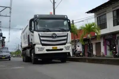 Imagen que representa y simboliza y refuerza el contenido de la noticia: Chigorodó mejora su servicio de aseo con nuevo vehículo recolector