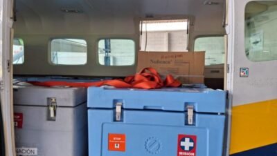 Imagen que representa y simboliza y refuerza el contenido de la noticia: Gobernación de Antioquia entrega vacunas por inundaciones en Urabá