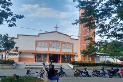 Imagen que representa y simboliza y refuerza el contenido de la noticia: Iglesia en Chigorodó permanece cerrada por disputa de propiedad