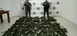 Imagen que representa y simboliza y refuerza el contenido de la noticia: Incautan uniformes militares al Clan del Golfo en Chigorodó y Dabeiba