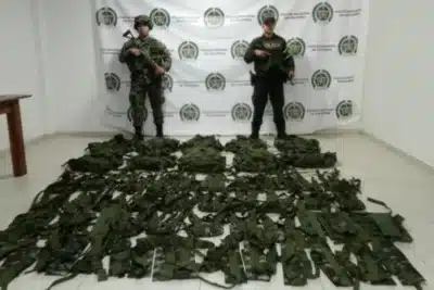 Imagen que representa y simboliza y refuerza el contenido de la noticia: Incautan uniformes militares al Clan del Golfo en Chigorodó y Dabeiba