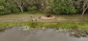 Imagen que representa y simboliza y refuerza el contenido de la noticia: Maquinaria pesada en represa El Caimán para evitar desbordamiento