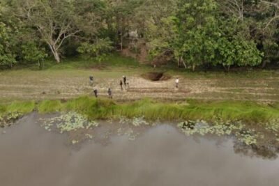 Imagen que representa y simboliza y refuerza el contenido de la noticia: Maquinaria pesada en represa El Caimán para evitar desbordamiento
