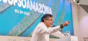Imagen que representa y simboliza y refuerza el contenido de la noticia: Presidente Petro en COP 30 Defiende Posición de Colombia sobre Bosques y Océanos