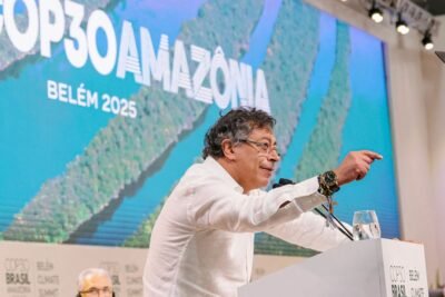Imagen que representa y simboliza y refuerza el contenido de la noticia: Presidente Petro en COP 30 Defiende Posición de Colombia sobre Bosques y Océanos