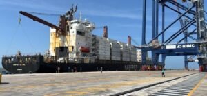 Imagen que representa y simboliza y refuerza el contenido de la noticia: Puerto Antioquia alcanza 100 portacontenedores atendidos