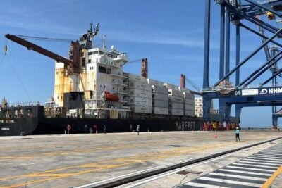 Imagen que representa y simboliza y refuerza el contenido de la noticia: Puerto Antioquia recibe buques que cruzan el Canal de Panamá