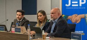 Imagen que representa y simboliza y refuerza el contenido de la noticia: Salvatore Mancuso se disculpará con Álvaro Uribe por señalamientos