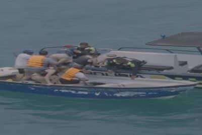 Imagen que representa y simboliza y refuerza el contenido de la noticia: Ejército y Armada detienen lancha del Clan del Golfo en Necoclí