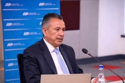 Imagen que representa y simboliza y refuerza el contenido de la noticia: El sorprendente motivo por el que JEP expulsó al general Santoyo que nadie esperaba