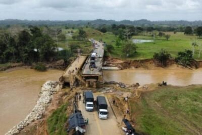 Imagen que representa y simboliza y refuerza el contenido de la noticia: UNGRD instala puentes modulares para mejorar movilidad en Urabá