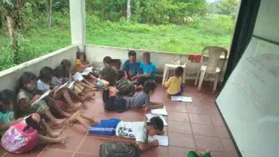 Imagen que representa y simboliza y refuerza el contenido de la noticia: 55 menores sin escuela en Urabá por disputa de comunidad indígena