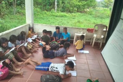 55 menores sin escuela en Urabá por disputa de comunidad indígena Imagen que representa y simboliza y refuerza el contenido de la noticia: 55 menores sin escuela en Urabá por disputa de comunidad indígena