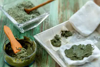 Imagen que representa y simboliza y refuerza el contenido de la noticia: Invima advierte sobre riesgos del consumo de Arcilla Verde Francesa