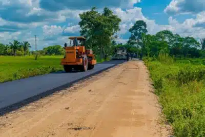 Imagen que representa y simboliza y refuerza el contenido de la noticia: MinTransporte: Programa Vías para la Paz llega al Urabá