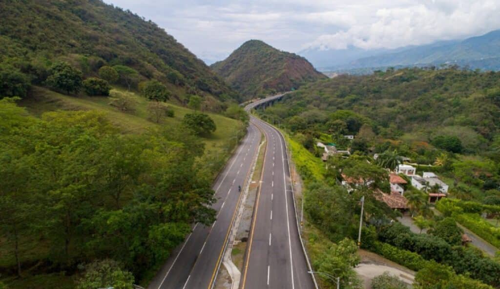 Preocupación por cierres de carreteras en Colombia Semana Santa 2026 Imagen que representa y simboliza y refuerza el contenido de la noticia: Preocupación por cierres de carreteras en Colombia Semana Santa 2026