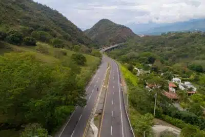 Imagen que representa y simboliza y refuerza el contenido de la noticia: Preocupación por cierres de carreteras en Colombia Semana Santa 2026