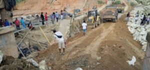 Imagen que representa y simboliza y refuerza el contenido de la noticia: Alerta en Urabá por nuevo puente peligroso sobre el río Mulatos