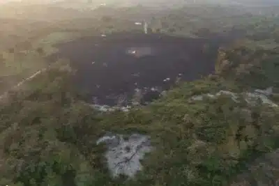 Imagen que representa y simboliza y refuerza el contenido de la noticia: Daños en vías y acueducto tras erupción de volcán de lodo en San Juan de Urabá