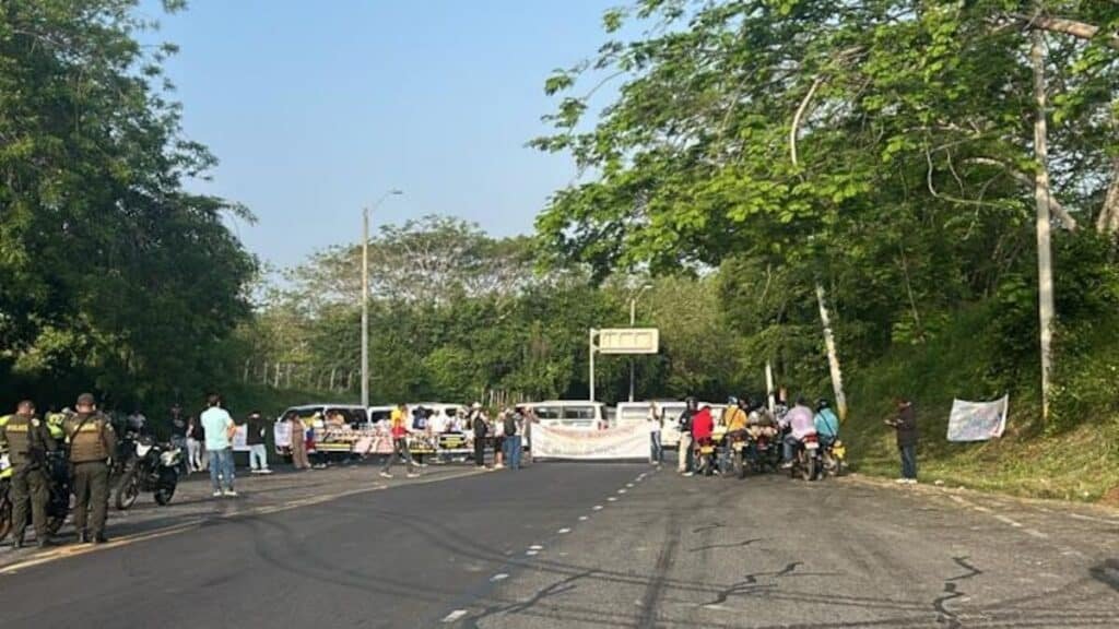 Líder de protesta en peaje Los Cedros de Córdoba denuncia hambre Imagen que representa y simboliza y refuerza el contenido de la noticia: Líder de protesta en peaje Los Cedros de Córdoba denuncia hambre