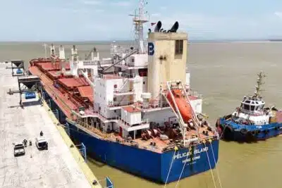 Imagen que representa y simboliza y refuerza el contenido de la noticia: Puerto Antioquia recibe a Pelican Island y realiza descarga a granel
