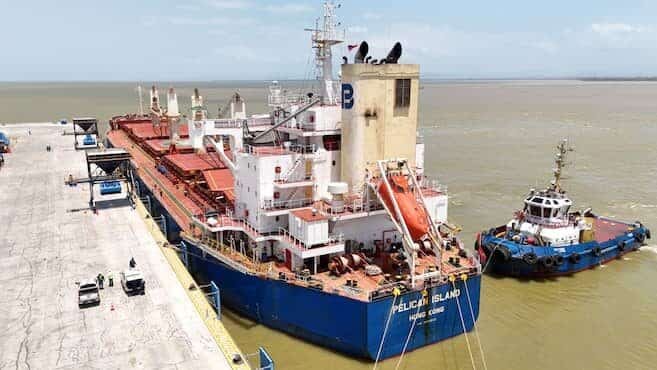 Imagen que representa y simboliza y refuerza el contenido de la noticia: Puerto Antioquia recibe a Pelican Island y realiza descarga a granel