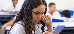 Imagen que representa y simboliza y refuerza el contenido de la noticia: Uso del celular en colegios según el Ministerio de Educación