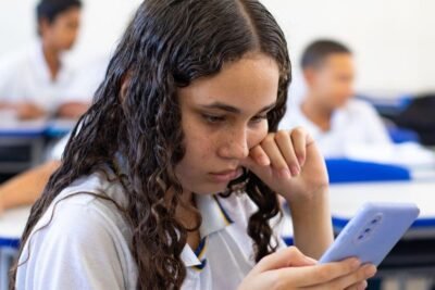 Uso del celular en colegios según el Ministerio de Educación Imagen que representa y simboliza y refuerza el contenido de la noticia: Uso del celular en colegios según el Ministerio de Educación