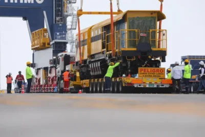 Imagen que representa y simboliza y refuerza el contenido de la noticia: DIAN nacionaliza maquinaria de alta tecnología para el Metro de Medellín en Puerto Antioquia.