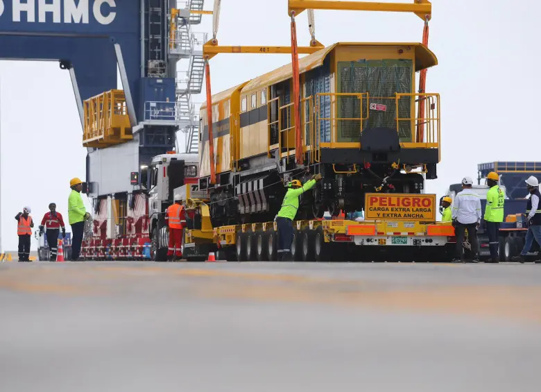 Imagen que representa y simboliza y refuerza el contenido de la noticia: DIAN nacionaliza maquinaria de alta tecnología para el Metro de Medellín en Puerto Antioquia.