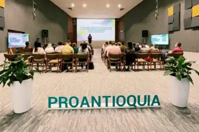 Imagen que representa y simboliza y refuerza el contenido de la noticia: Proantioquia prevé 800.000 nuevos empleos y 900 empresas en Urabá