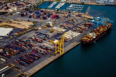 Imagen que representa y simboliza y refuerza el contenido de la noticia: Colombia impulsa plan para atraer multinacionales y mejorar comercio