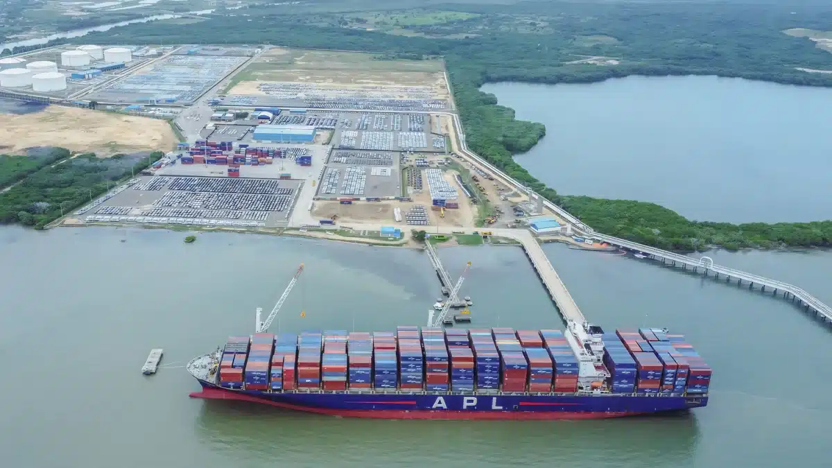 Imagen que representa y simboliza y refuerza el contenido de la noticia: Colombia transformará puerto clave para vehículos según el ministerio