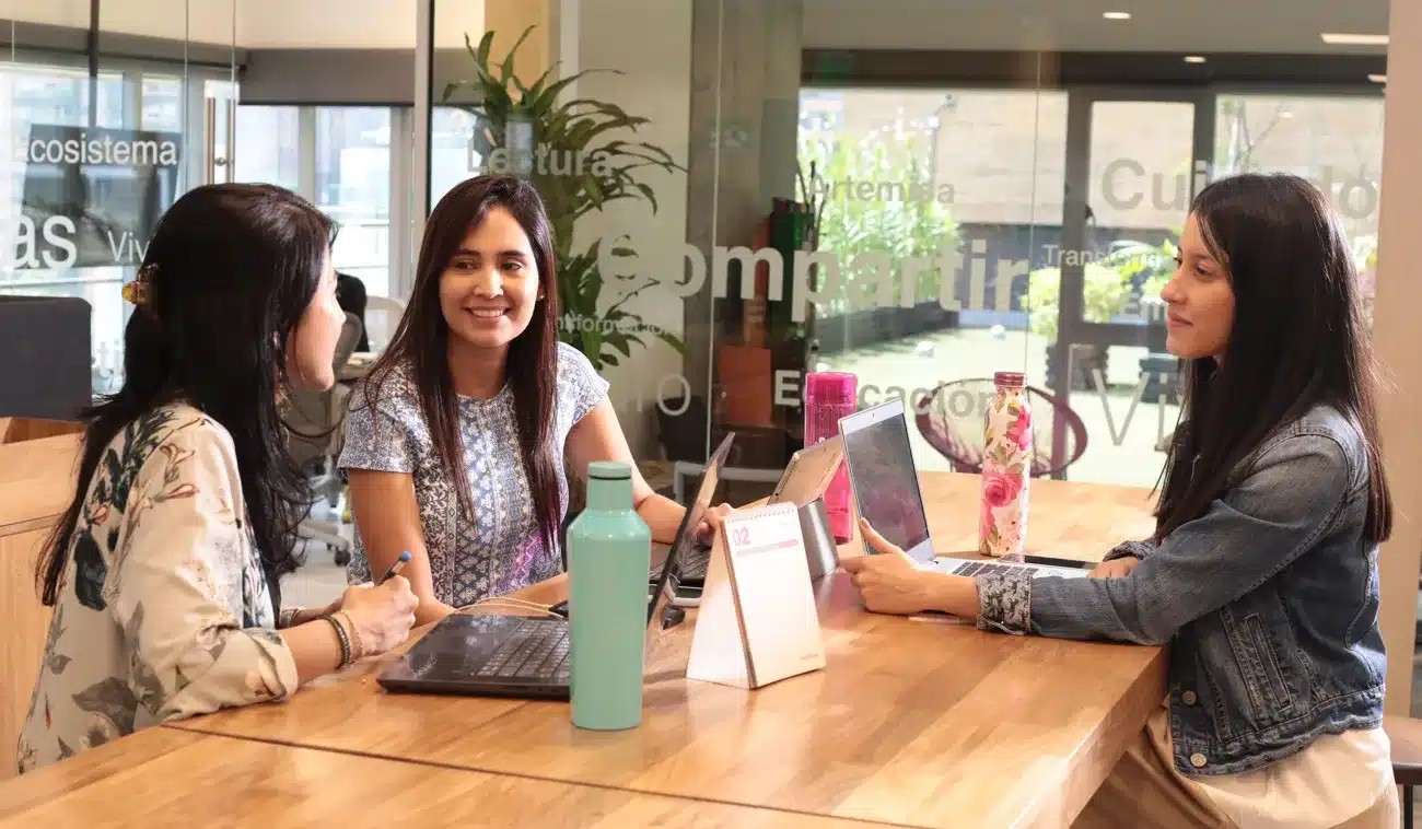 Imagen que representa y simboliza y refuerza el contenido de la noticia: Comfama impulsa el tejido social con récord en empleo y bienestar